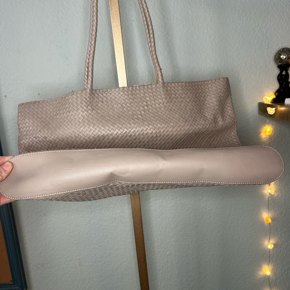 Quince | Italian Leather Tote - Picture 6 of 12